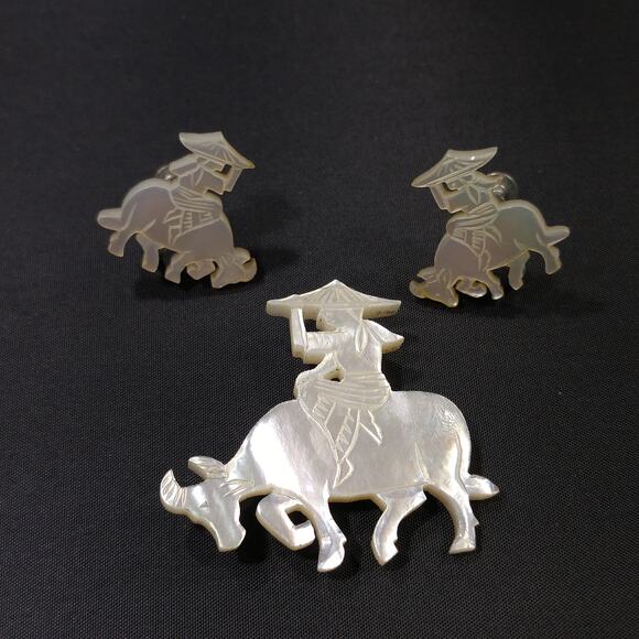 Vintage Carved Mother of Pearl Brooch & Earrings, Asian Design, 1940s - Picture 7 of 10